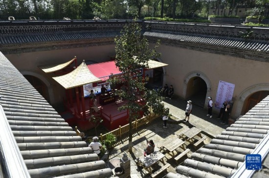 6月23日，游人在三門峽市陜州地坑院景區(qū)內游覽。