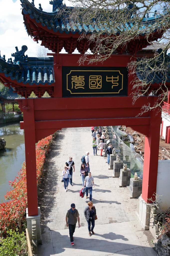 在比利時(shí)天堂動(dòng)物園的中國(guó)園，游客從牌樓下走過(guò)。