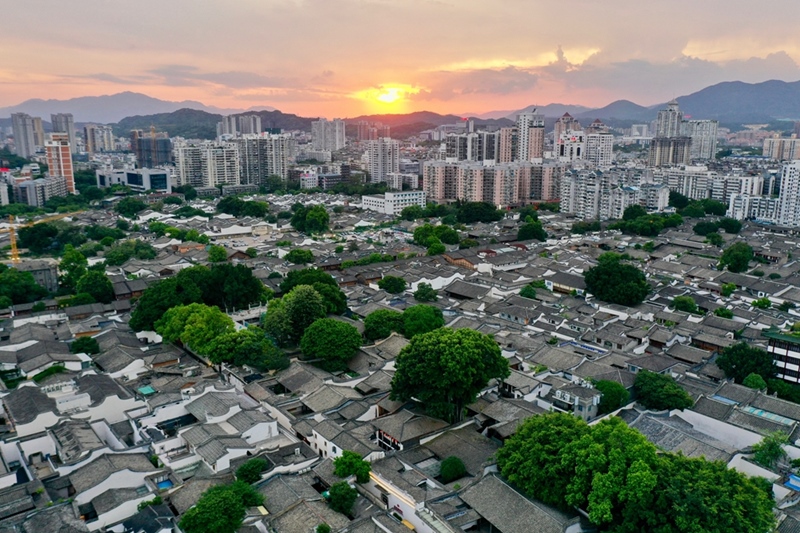 2021年7月10日，夕陽映照下的福州三坊七巷文化歷史街區(qū)。
