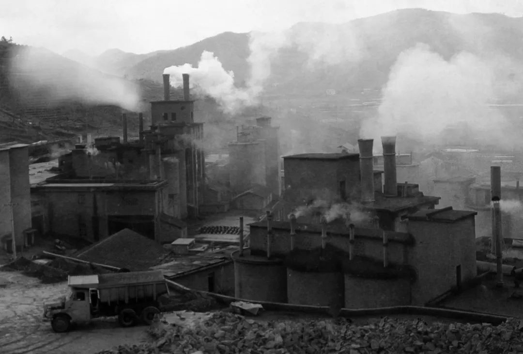 上世紀(jì)80年代，余村開礦山、辦水泥廠。（圖源：安吉縣委宣傳部）