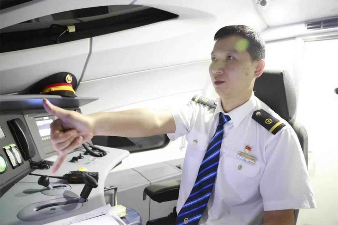 陳承儀駕駛動車組列車執(zhí)行標準作業(yè)。陳巍攝