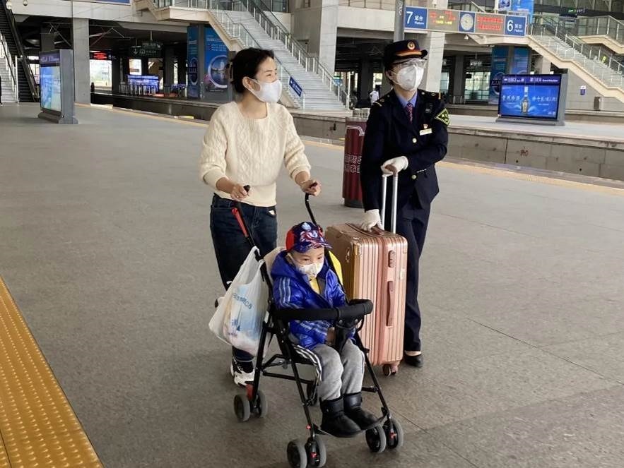 鄭海珠在站臺上引導旅客乘車。南昌鐵路供圖