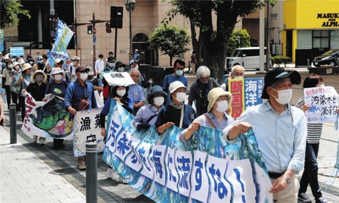 6月20日，日本民眾在福島縣政府周圍舉行抗議活動(dòng)，強(qiáng)烈反對(duì)核污水排海計(jì)劃。（圖片來源：《東京新聞》）