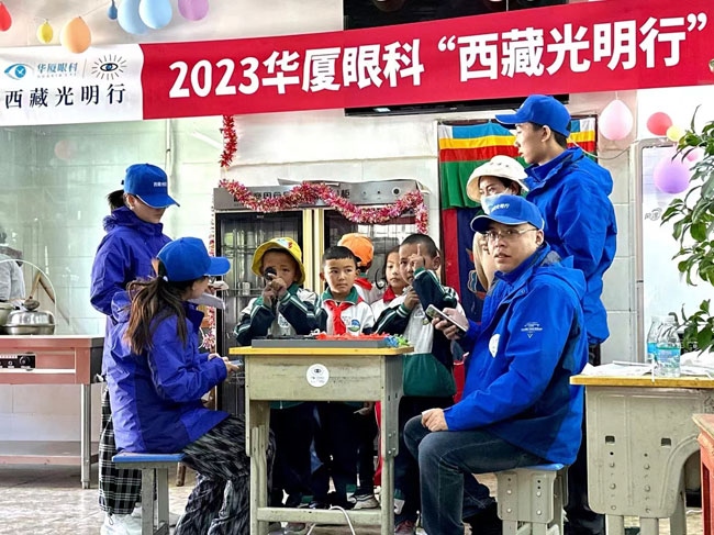 華廈眼科醫(yī)務(wù)人員對當?shù)厣倌陜和M行近視、弱視、斜視篩查。人民網(wǎng)記者 李棟攝