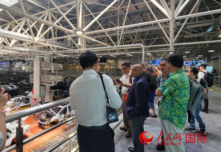 外媒記者在廣汽埃安車(chē)間參觀。人民網(wǎng) 寧玉瑛攝