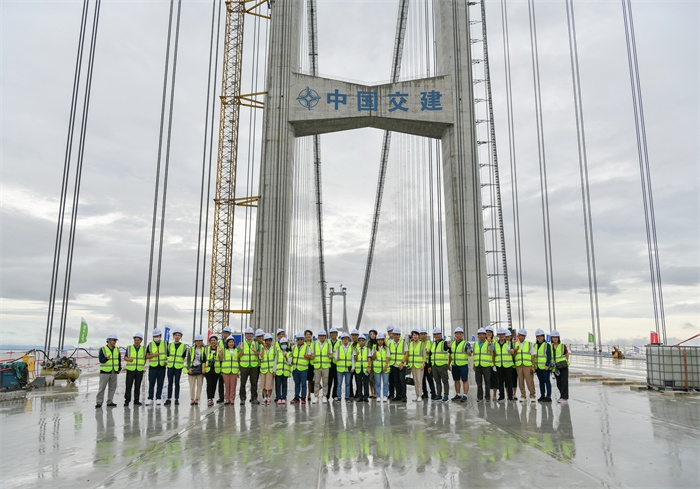 瀾湄六國媒體記者代表在建設(shè)中的深中通道伶仃洋大橋施工現(xiàn)場合影。（中交集團供圖）