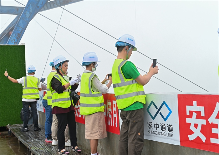 瀾湄六國媒體記者代表在建設(shè)中的深中通道伶仃洋大橋270米高塔之上拍照。中交集團供圖