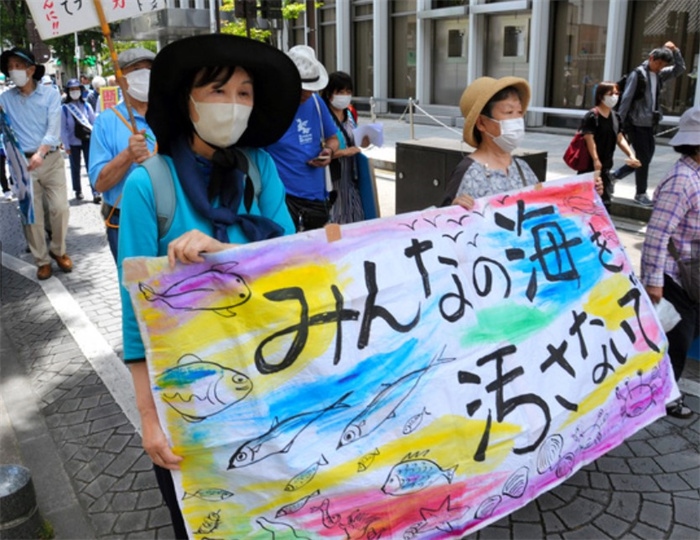 2023年6月20日，日本民眾在福島縣政府周圍舉行抗議活動(dòng)，強(qiáng)烈反對(duì)核污水排海計(jì)劃，呼吁保護(hù)漁業(yè)資源。圖片來(lái)源：《朝日新聞》