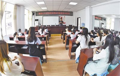  圖②：法院干警向參加活動(dòng)的學(xué)生和家長(zhǎng)講解暑假安全教育知識(shí)。