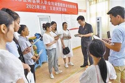  圖③：法院干警現(xiàn)場(chǎng)指導(dǎo)鄉(xiāng)村“代理家長(zhǎng)”如何正確管護(hù)留守兒童。