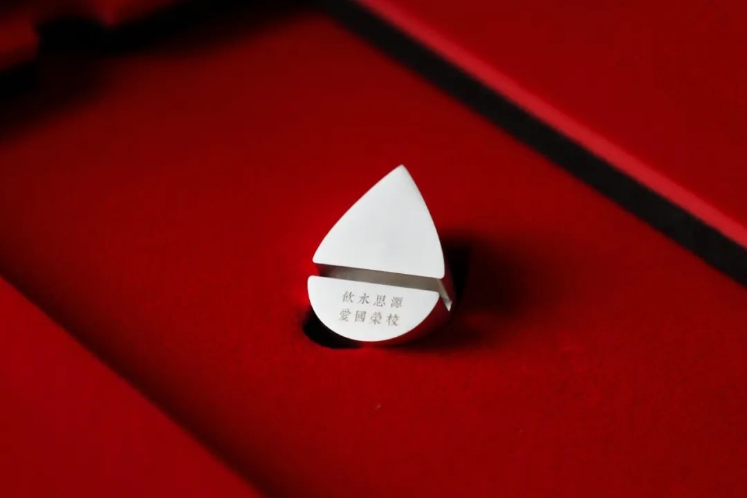 上海交通大學(xué)發(fā)布2023年錄取通知書禮盒。校方供圖