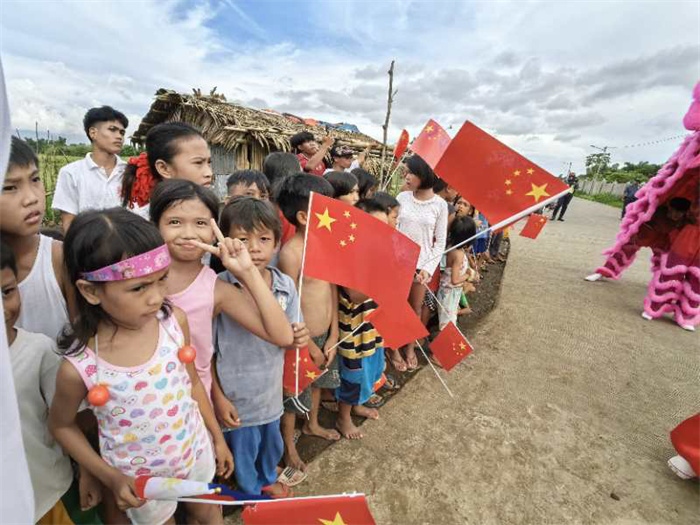 當(dāng)?shù)孛癖姛崃覛g迎中國駐菲律賓大使館一行工作訪問。中國駐菲律賓大使館供圖