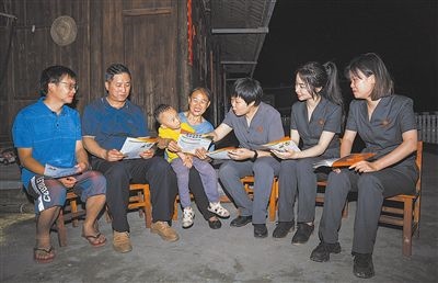 “法治屋場(chǎng)會(huì)”上，法院黨員志愿服務(wù)隊(duì)在給種植戶普及法律知識(shí)。