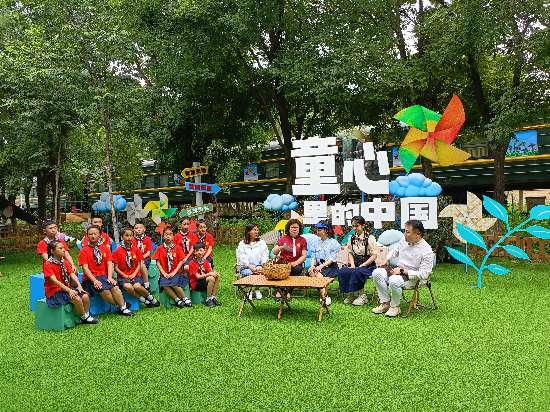 文縣東壩童聲合唱團(tuán)的孩子們?cè)谘胍暣箫L(fēng)車基地錄制節(jié)目。