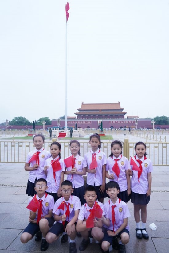 文縣東壩童聲合唱團(tuán)的孩子們?cè)谔彀查T廣場(chǎng)合影。