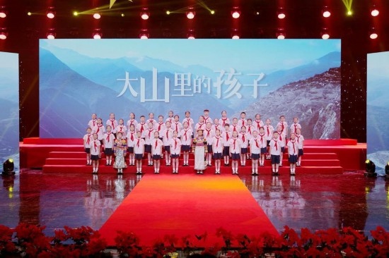 文縣東壩童聲合唱團(tuán)的孩子們?cè)诟拭C廣播電視總臺(tái)青少頻道錄節(jié)目。
