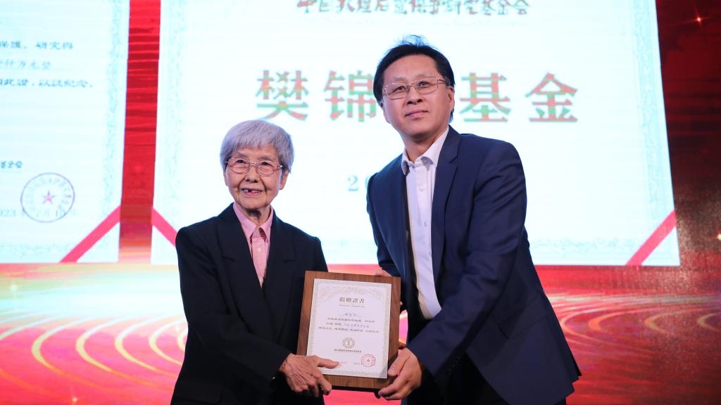 國(guó)家文物局黨組成員、副局長(zhǎng)解冰（右）為樊錦詩（左）頒發(fā)捐贈(zèng)證書。新華社記者張睿 攝
