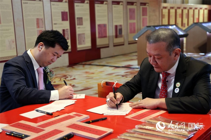 觀眾在展覽現(xiàn)場設(shè)置的體驗區(qū)手寫“批信”。人民網(wǎng)記者楊一攝