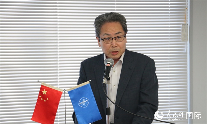 日本國貿(mào)促專務(wù)理事安田真人在日本路演會(huì)場(chǎng)發(fā)表致辭。人民網(wǎng) 許可攝