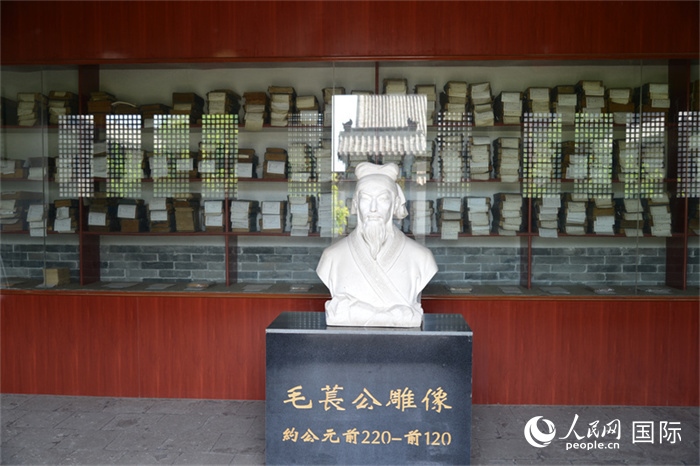 河間詩經(jīng)齋毛萇雕像。雕像后書櫥中陳列的是歷代各版本《詩經(jīng)》及譯本。 人民網(wǎng) 趙昭攝