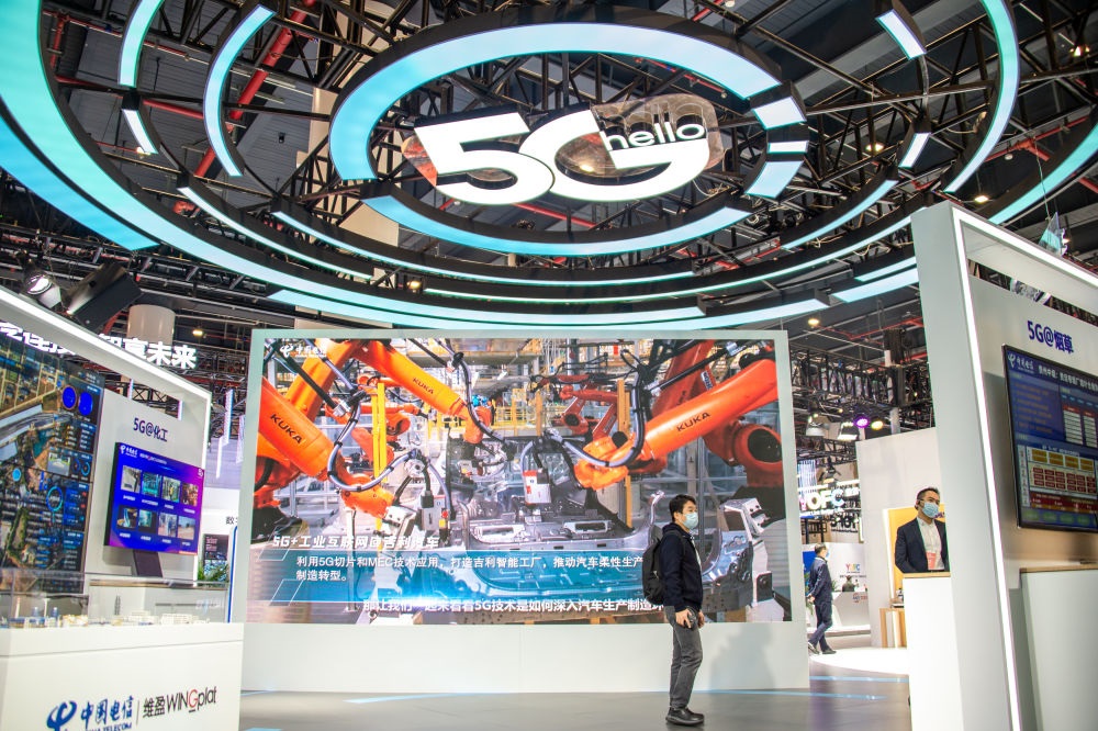 在位于湖北省武漢市的中國光谷科技會展中心拍攝的“5G+工業(yè)互聯(lián)網(wǎng)成果展”現(xiàn)場（2021年11月20日攝）。新華社記者 伍志尊 攝