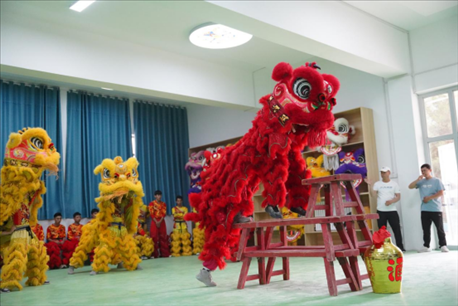 開課儀式現(xiàn)場，疏附縣第一中學舞獅隊的醒獅表演。
