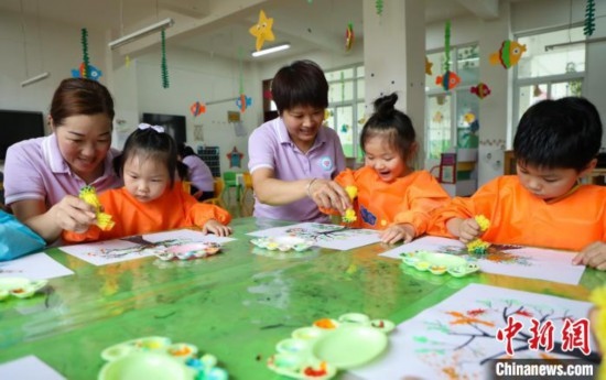 在肥西縣山南鎮(zhèn)中心幼兒園，孩子們在老師的指導(dǎo)下作畫。陳家樂 攝