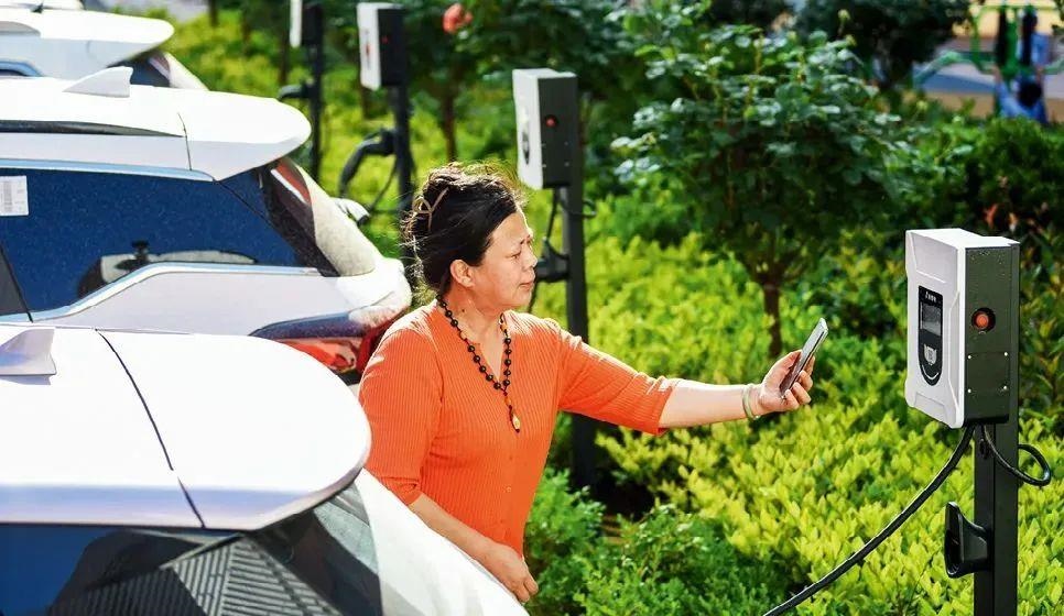 2023年5月24日，山東省膠州市新立街小區(qū)內(nèi)一位居民使用電動汽車充電樁掃碼充電。該小區(qū)加裝各類智慧設(shè)備，打造“智慧社區(qū)”，為居民生活帶來便利。