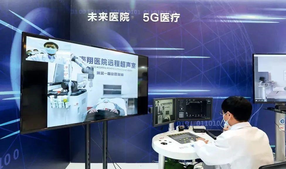 2021年5月7日，上海瑞金醫(yī)院，醫(yī)生通過遠程控制5G機械臂為病人做B超。