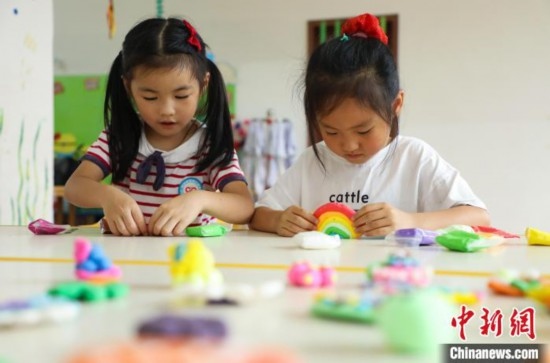 在肥西縣山南鎮(zhèn)中心幼兒園，孩子們在做彩色泥塑。陳家樂 攝
