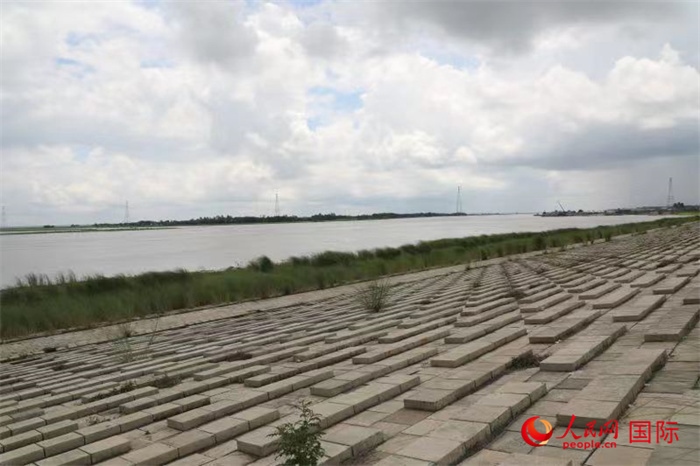 孟加拉國帕德瑪大橋河道整治工程北岸整治區(qū)域長1.5千米，南岸長11.5千米，是目前世界上規(guī)模最大的河道整治工程。人民網(wǎng)記者 孫廣勇攝