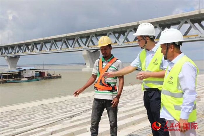 孟加拉國帕德瑪大橋河道整治工程北岸整治區(qū)域長1.5千米，南岸長11.5千米，是目前世界上規(guī)模最大的河道整治工程。人民網(wǎng)記者 孫廣勇攝