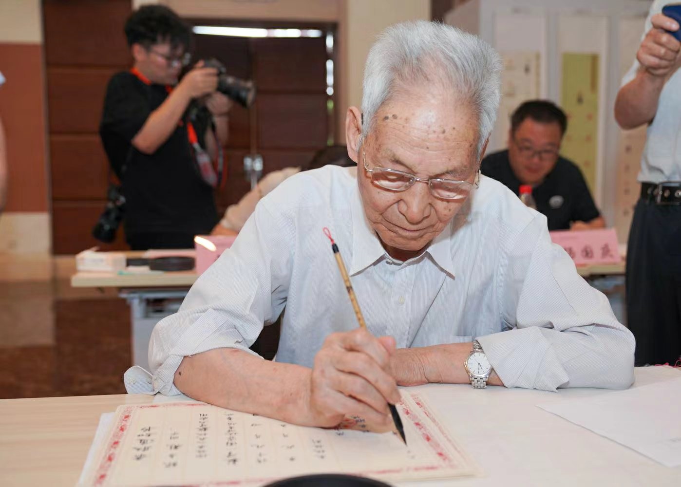 老教授們用毛筆書寫2023級新生錄取通知書。校方供圖
