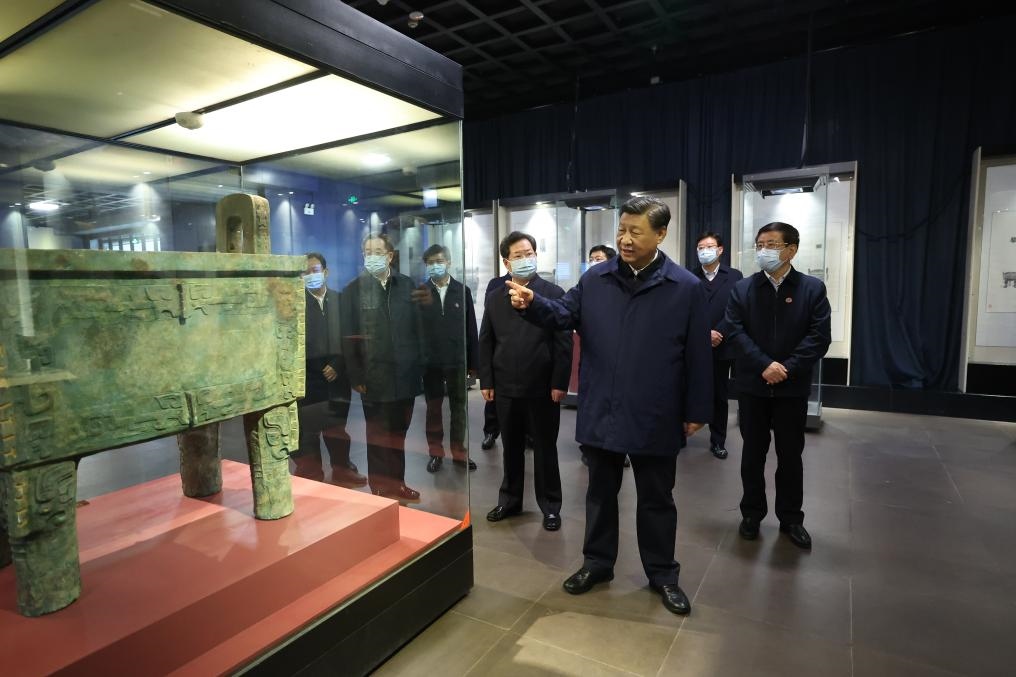 2022年10月26日至28日，中共中央總書記、國家主席、中央軍委主席習(xí)近平在陜西省延安市、河南省安陽市考察。這是28日下午，習(xí)近平在安陽市殷墟博物館考察。新華社記者 鞠鵬 攝