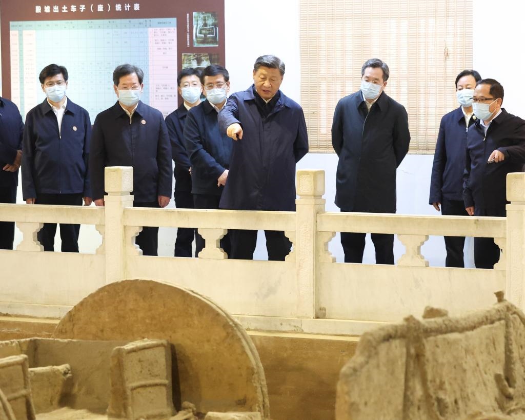 2022年10月26日至28日，中共中央總書記、國家主席、中央軍委主席習(xí)近平在陜西省延安市、河南省安陽市考察。這是28日下午，習(xí)近平在安陽市殷墟遺址考察。新華社記者 丁林 攝