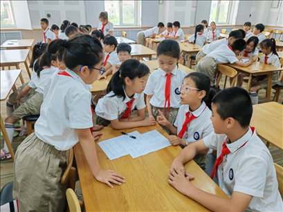 7月14日，遼寧大連市甘井子區(qū)春田小學開展綠色環(huán)保主題班會。新華社記者張博群攝