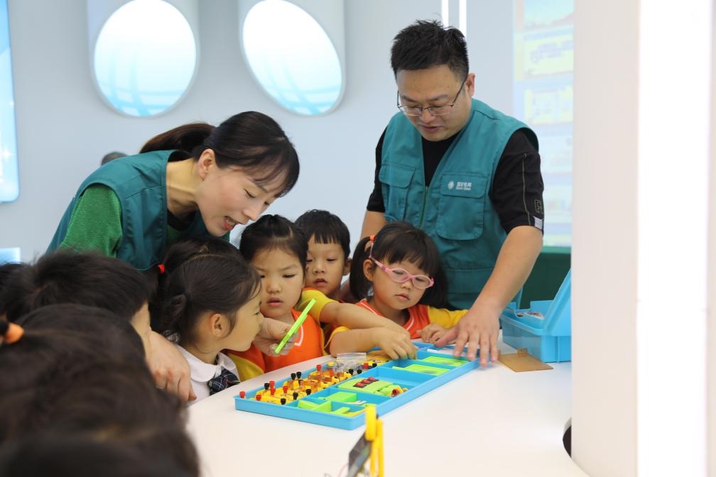 7月12日，浙江寧波奉化區(qū)實驗小學，暑托班孩子學習暑期安全用電和節(jié)能知識。新華社記者張璇攝