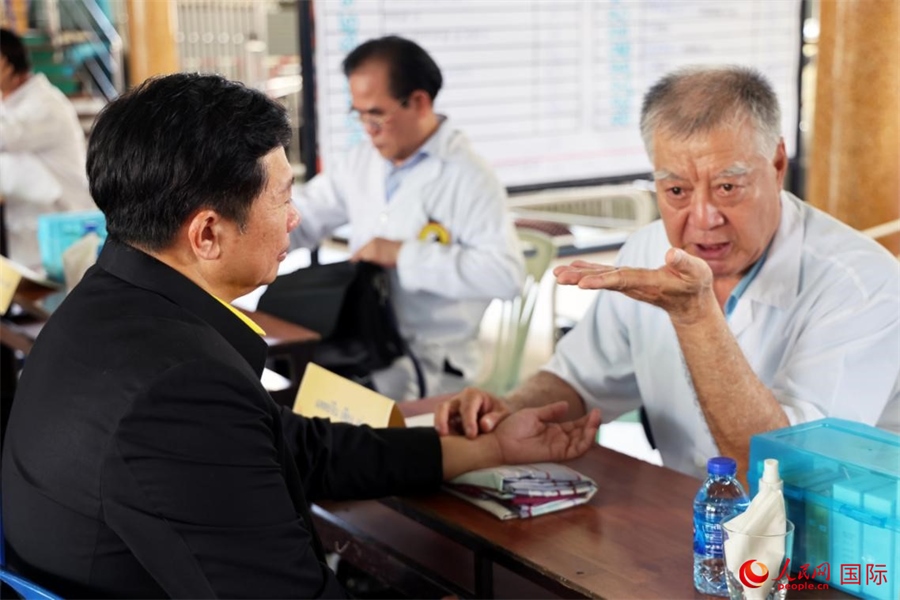 泰國中醫(yī)師為泰國春武里府最高行政長官威塔亞號脈問診。人民網(wǎng)記者 楊一攝