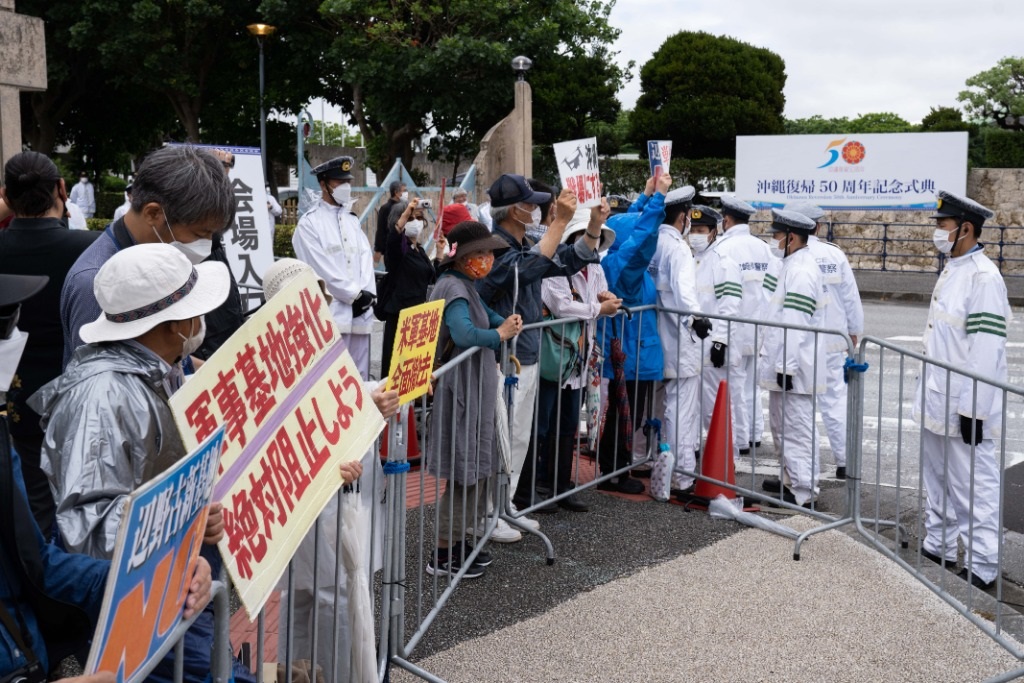 2022年5月15日，在日本沖繩，人們在沖繩回歸日本本土50周年紀念儀式現(xiàn)場外抗議。新華社記者張笑宇攝