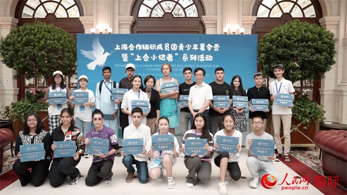 主辦單位為“上合小記者”頒發(fā)證書。實習生 方明軒攝