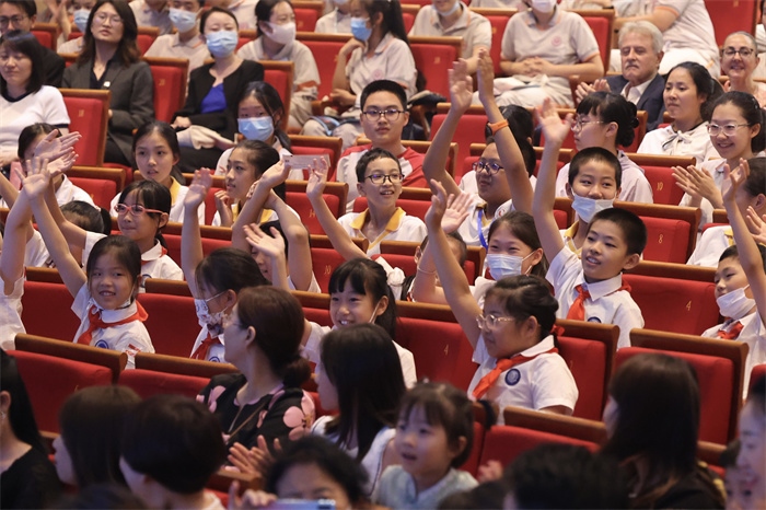 觀看演出的中小學(xué)生。中外語言交流合作中心供圖