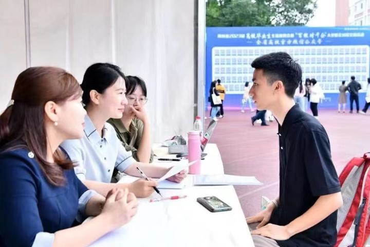 2023年5月7日，四川省2023屆高校畢業(yè)生專場招聘會暨“百校對千企”大型校企對接交流活動在成都理工大學舉行。（四川省教育廳供圖）