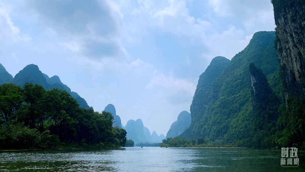 漓江流域國家地表水考核斷面連續(xù)6年保持Ⅱ類水質(zhì)，2022年漓江入選國家首批美麗河湖案例。（總臺(tái)央視記者張宇拍攝）