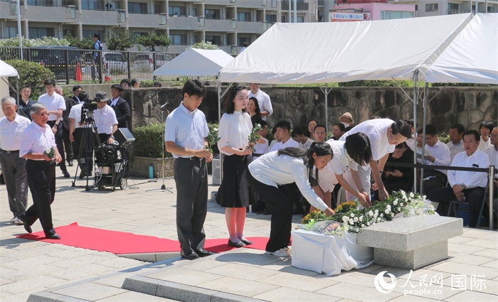 日本當?shù)孛癖?、在日華僑華人等依次向聶耳紀念碑敬獻鮮花。人民網(wǎng) 許可攝