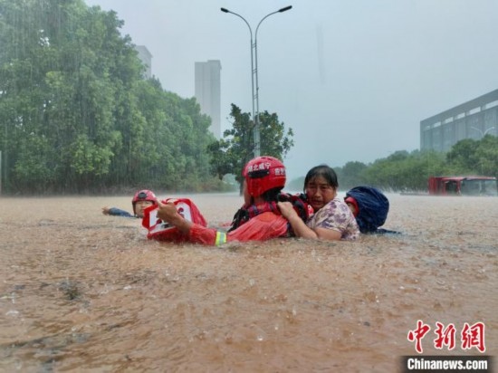 湖北咸寧暴雨引發(fā)內(nèi)澇， 消防營救民眾 朱燕林 攝