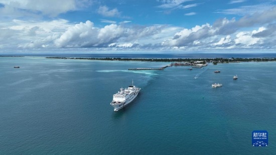 7月22日，中國海軍“和平方舟”號醫(yī)院船結(jié)束基里巴斯訪問，駛離塔拉瓦港。新華社發(fā)（桂江波 攝）