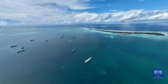 7月22日，中國海軍“和平方舟”號醫(yī)院船結(jié)束基里巴斯訪問，駛離塔拉瓦港。新華社發(fā)（桂江波 攝）
