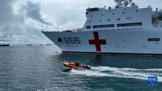 7月22日，中國海軍“和平方舟”號醫(yī)院船駛離塔拉瓦港途中，基里巴斯當(dāng)?shù)孛癖婑{船揮手告別。新華社發(fā)（桂江波 攝）