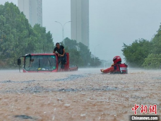 湖北咸寧暴雨引發(fā)內(nèi)澇，消防營救疏散民眾 朱燕林 攝