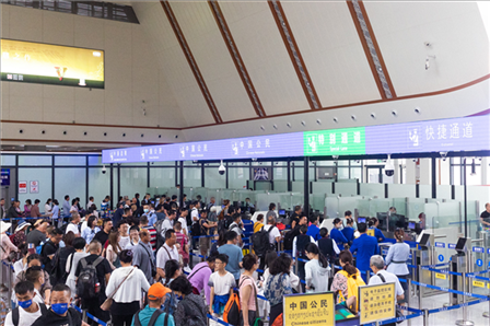 7月22日，乘坐中老鐵路國際旅客列車的旅客在磨憨邊檢大廳排隊候檢。衛(wèi)海林 攝